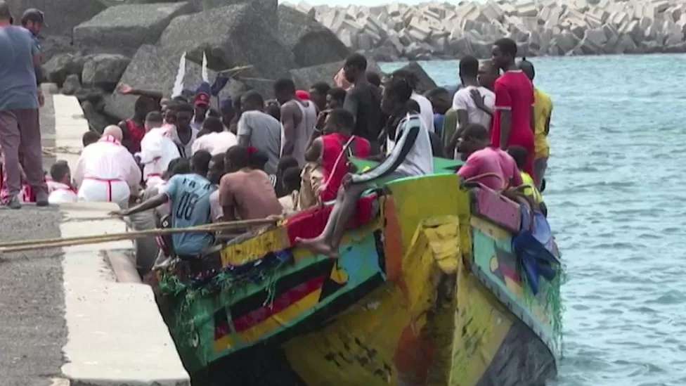 Boat carrying 280 migrants lands in Canary Islands