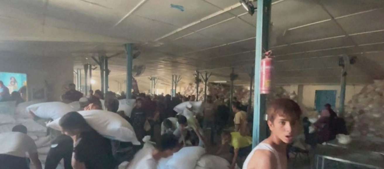 Thousands in Gaza break into warehouses in search of aid