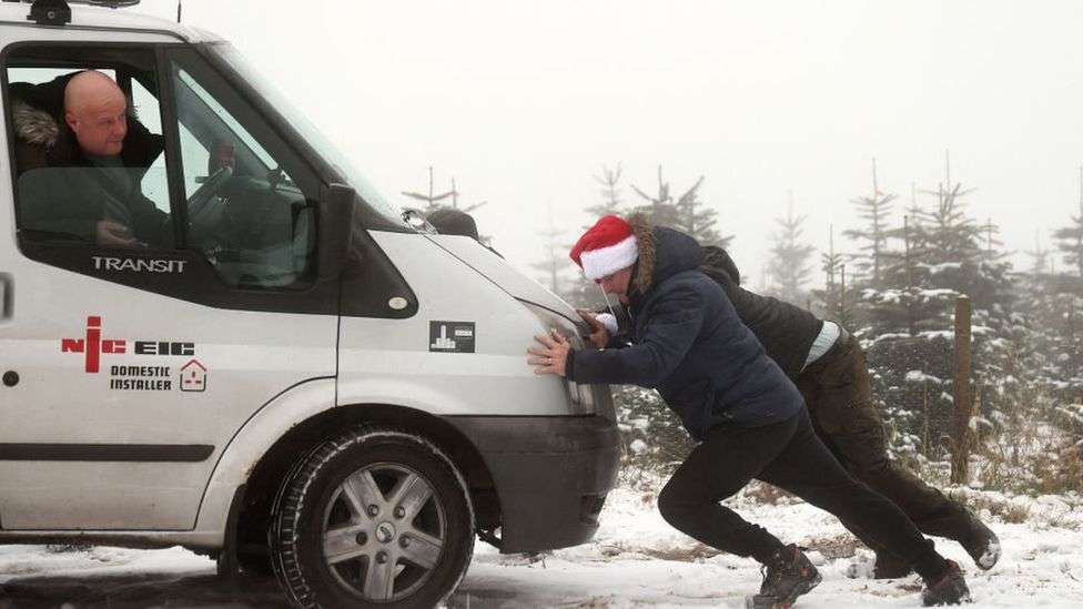 UK weather: North facing 'ice rink Monday' as freeze hits roads
