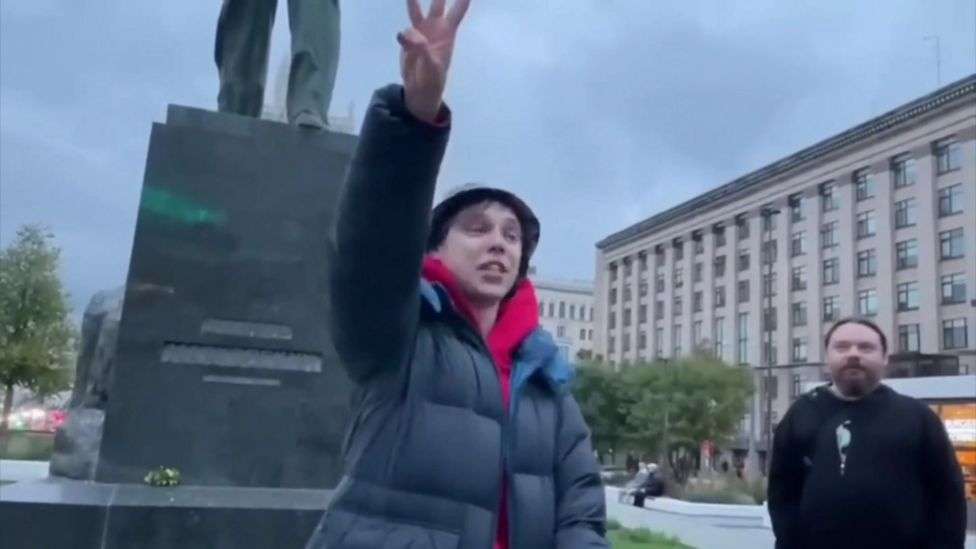 Russian poets get jail sentences for anti-war poetry reading