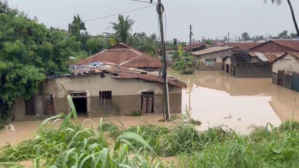 Dar es Salaam floods: Roads unpassable in Tanzania's main city