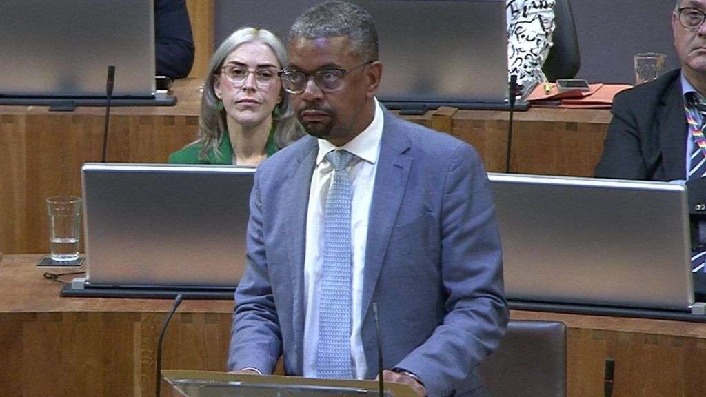 FM won't quit after losing vote of no confidence