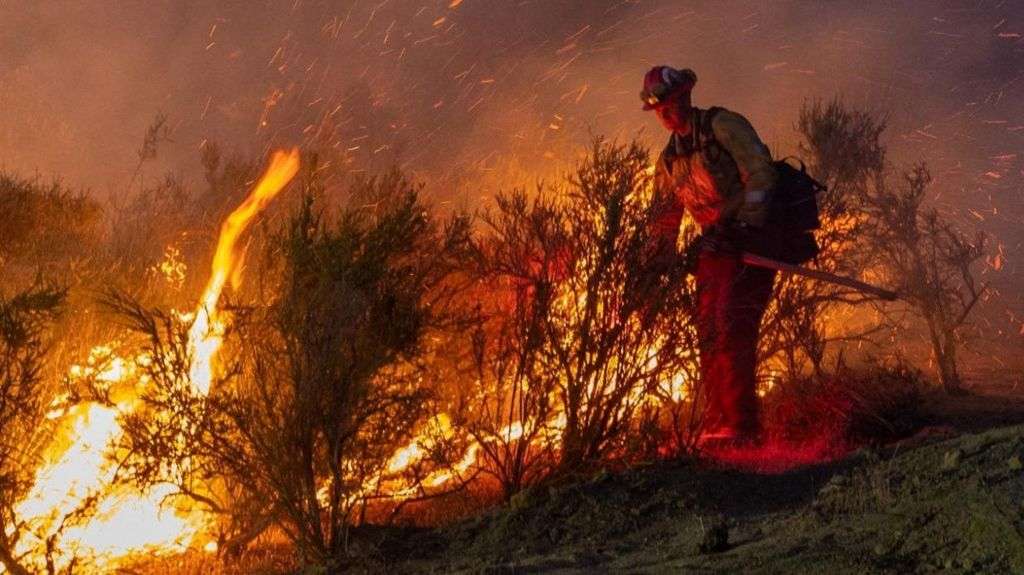 Thousands flee as deadly fires surround New Mexico village
