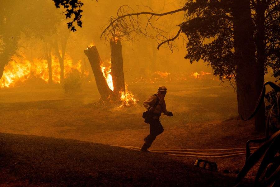 Thousands evacuated from California wildfires