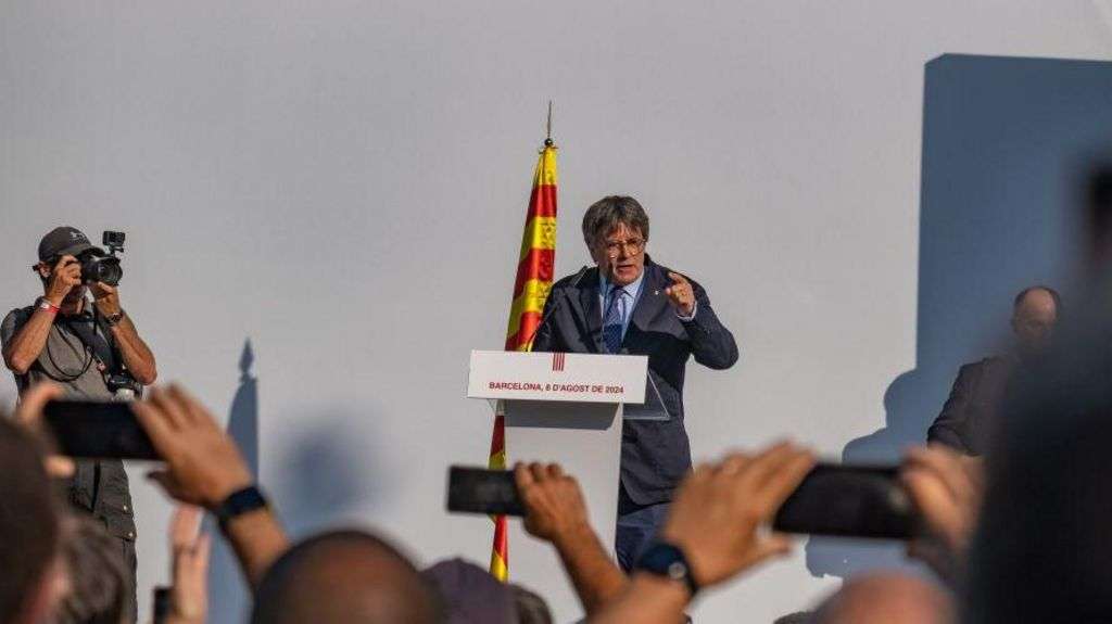 Ex-Catalan leader �eludes police manhunt and flees Spain�