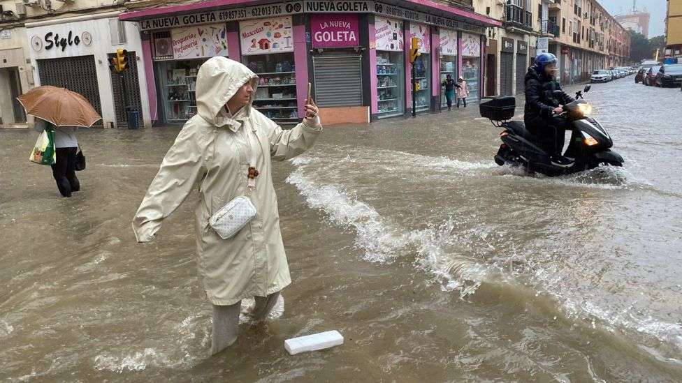 M�laga evacuates thousands as Spain issues more flood alerts