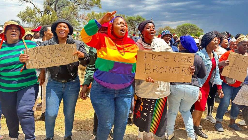 Volunteers enter South Africa shaft to aid miners
