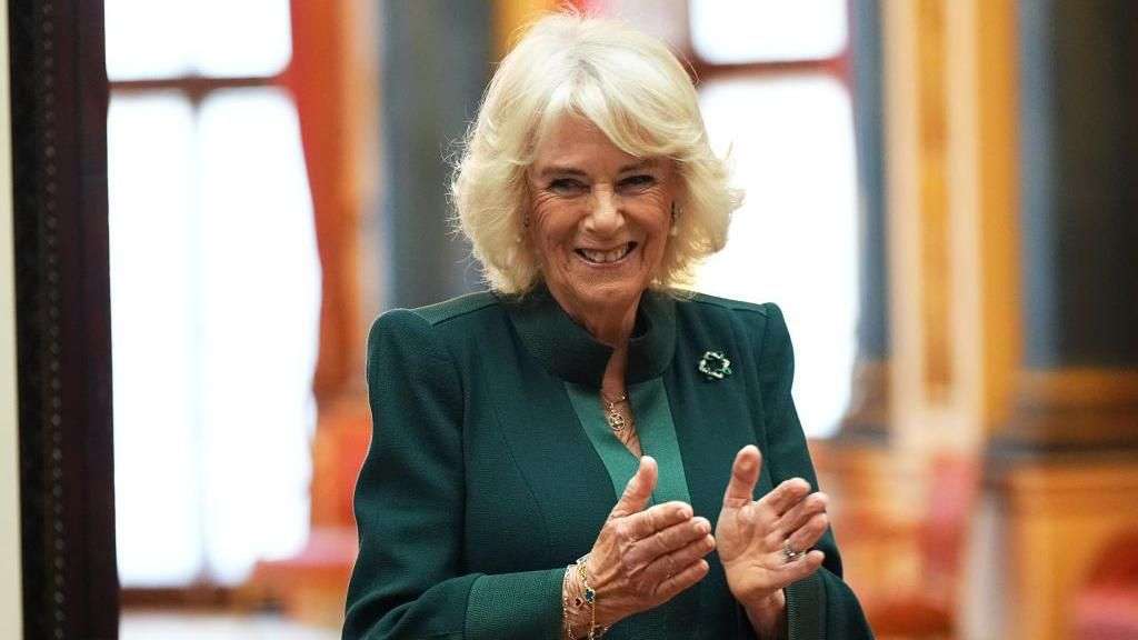 Queen misses Royal Variety as chest infection 'lingers'