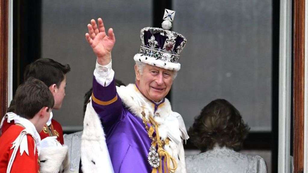 Mama wore crown at my bath time, says King