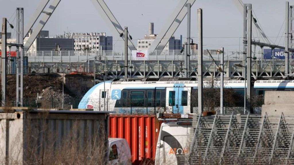 Paris train services to resume after WW2 bomb defused