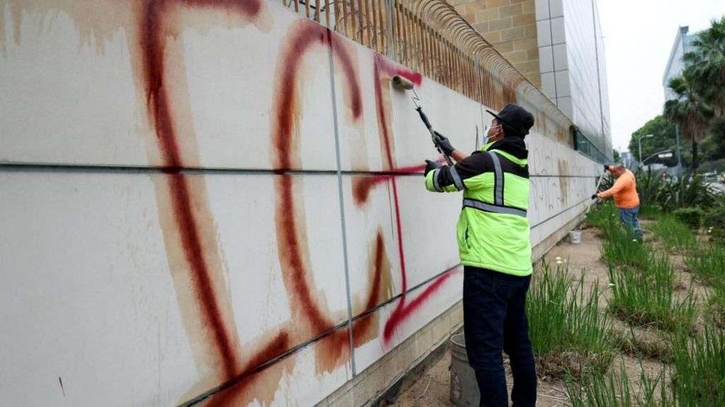 Calm returns to Los Angeles after hundreds arrested