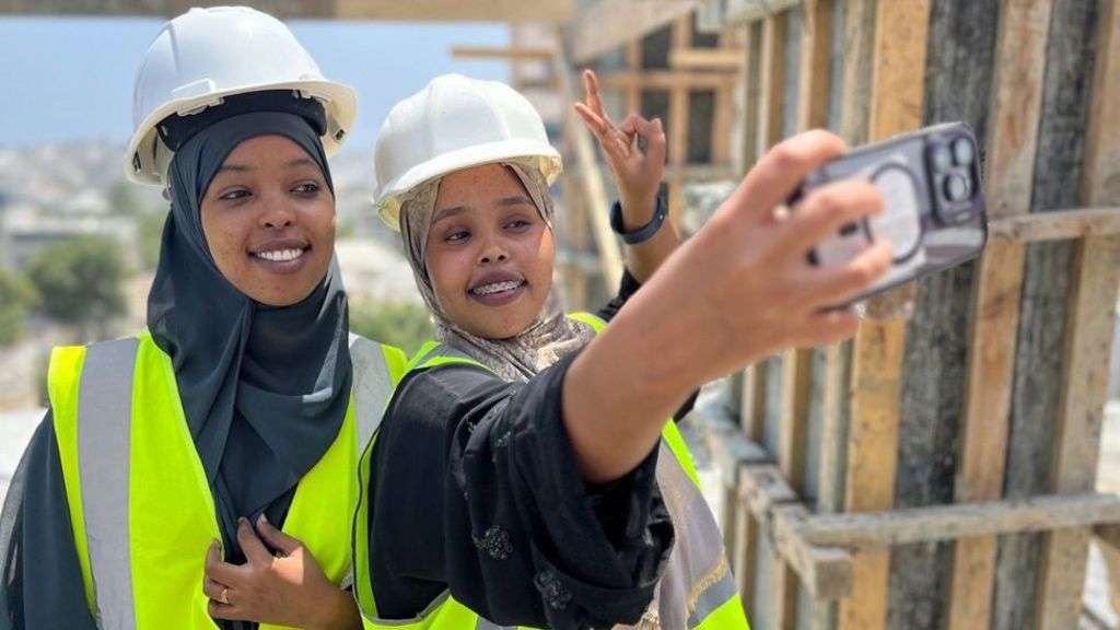 The women at the centre of Somalia's construction boom