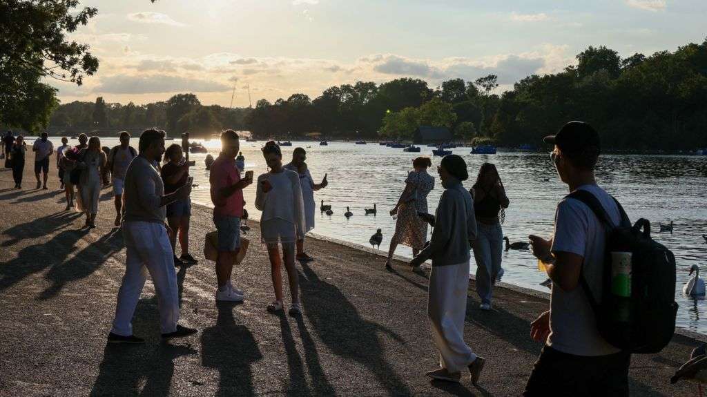 Second 30C day for London ahead of Monday's UK heatwave peak